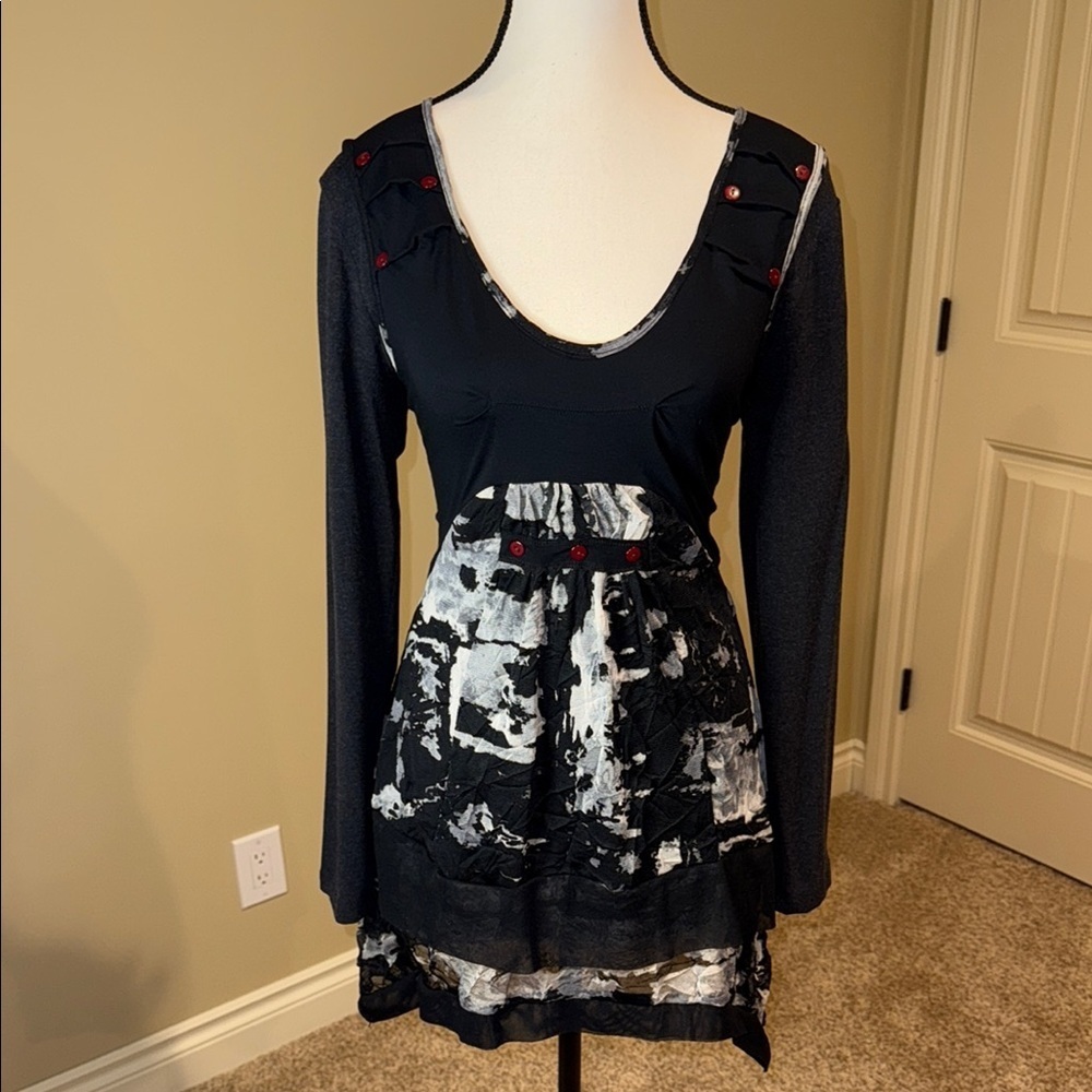 Dolcezza Black White Grey Long Sleeve Scoop Neck Tunic various fabric type artsy